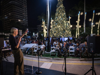 BH Tree lighting 2022_ 151 Bal Harbour Mayor Freimark toasts the crowd at the Annual Holiday Celebration.