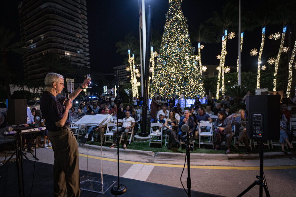 Bal Harbour Mayor Freimark toasts the crowd at the Annual Holiday Celebration.
