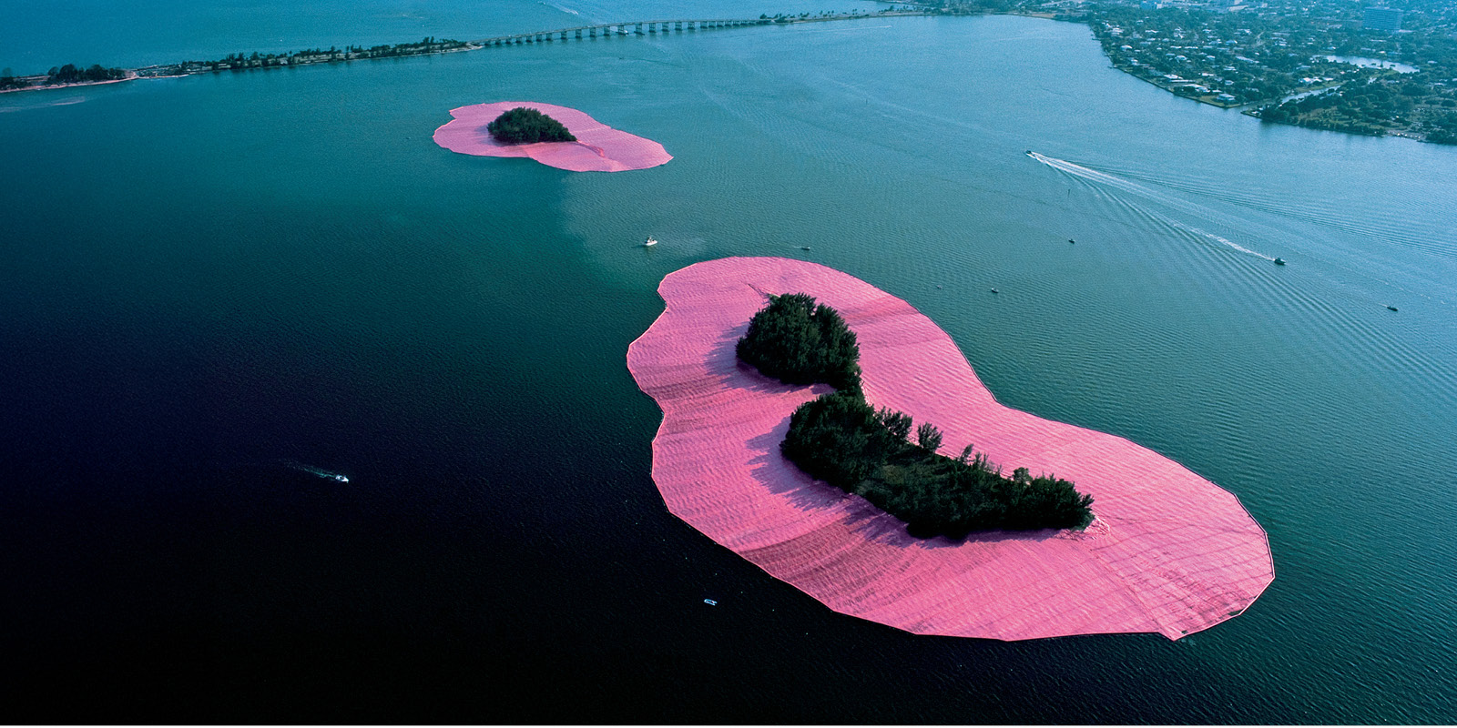 Surrounded Islands was realized in May 1983, with 6.5 million square feet of floating woven polypropylene fabric to create striking pink margins around 11 islands along the length of Biscayne Bay.